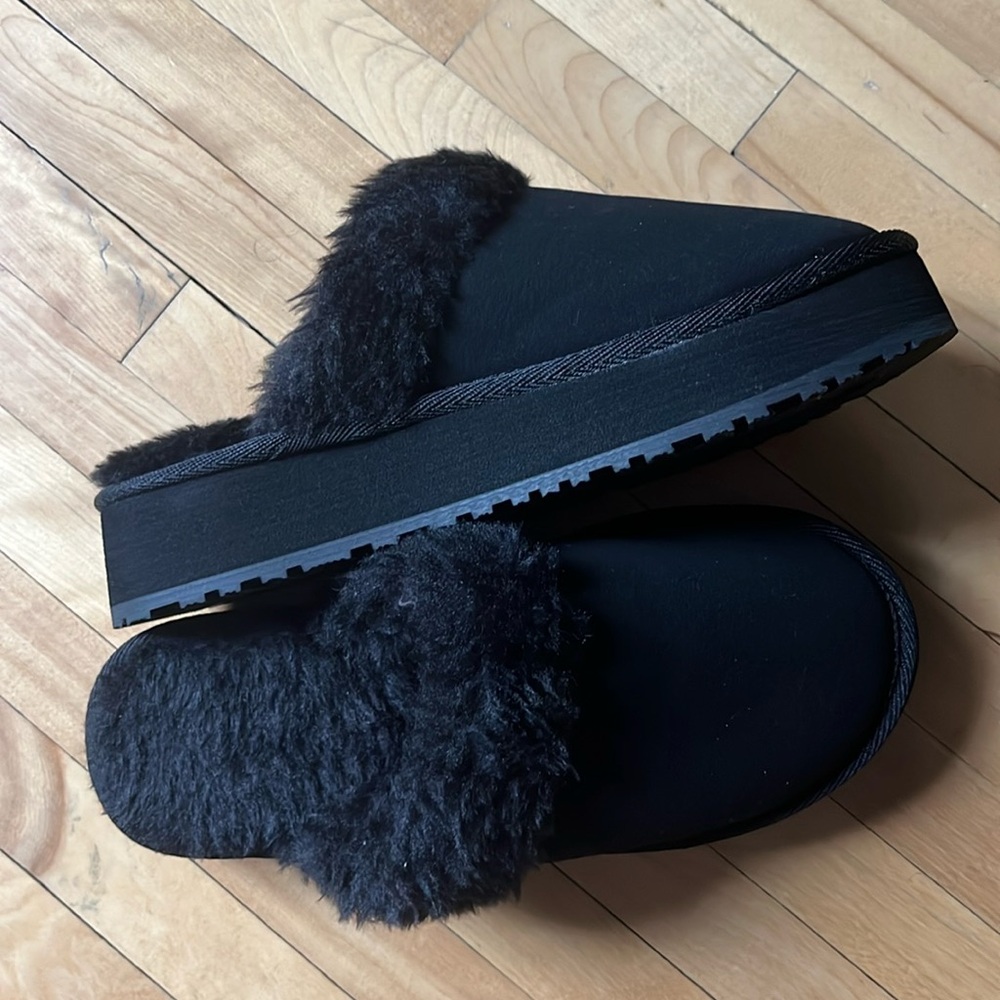 BNWOT Fuzzy slippers w/ platform sole - Size 6